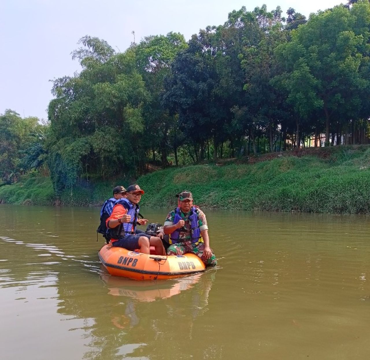 Usai Penemuan 7 Jenazah di Kali Bekasi, Berbekal Perahu Karet, Danramil 04/Jatiasih Bersama Kapolsek Susuri Sungai