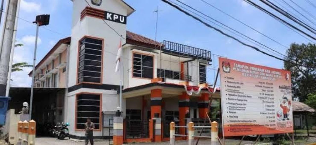 Debat Publik di Tunda Munculkan Kontroversi Dari Semua Kalangan, Ketua KPU Tak Berkomentar Pergi Lewat Pintu Belakang