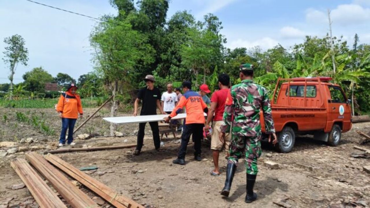 Ratusan Rumah di Lamongan Terdampak Angin Puting Beliung Mendapat Bantuan Material