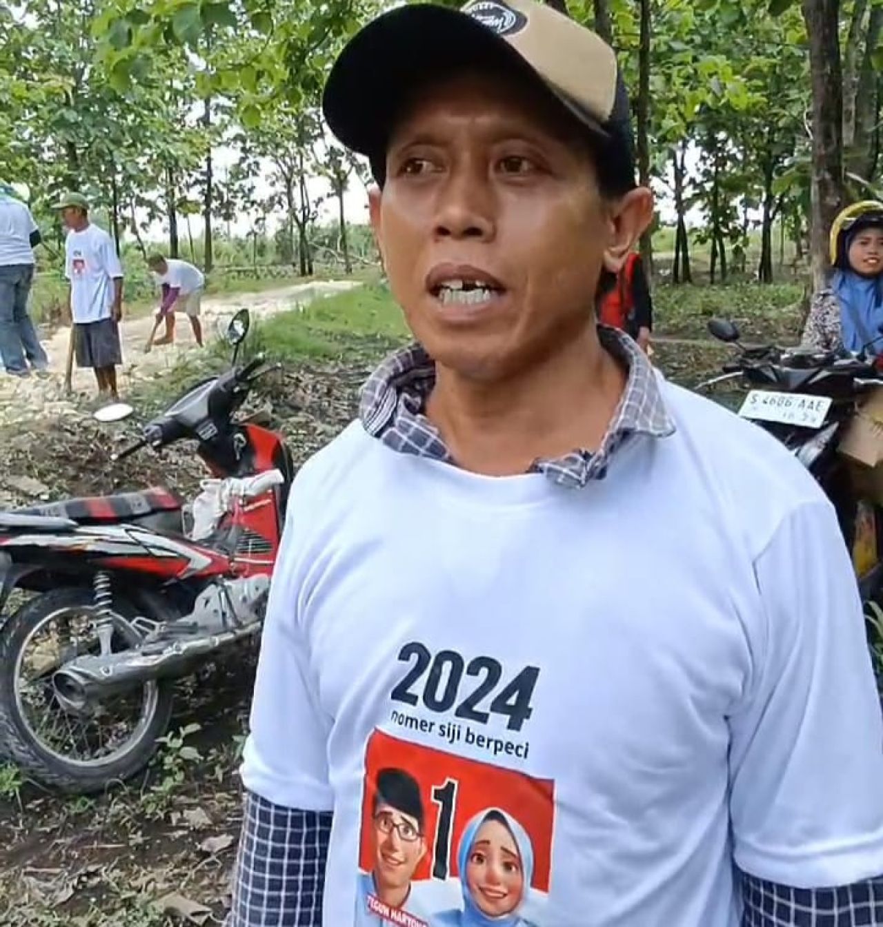 Warga Sumringah Sambut Bantuan Pedel Relawan Teguh - Farida untuk Perbaiki Jalan Desa Donan