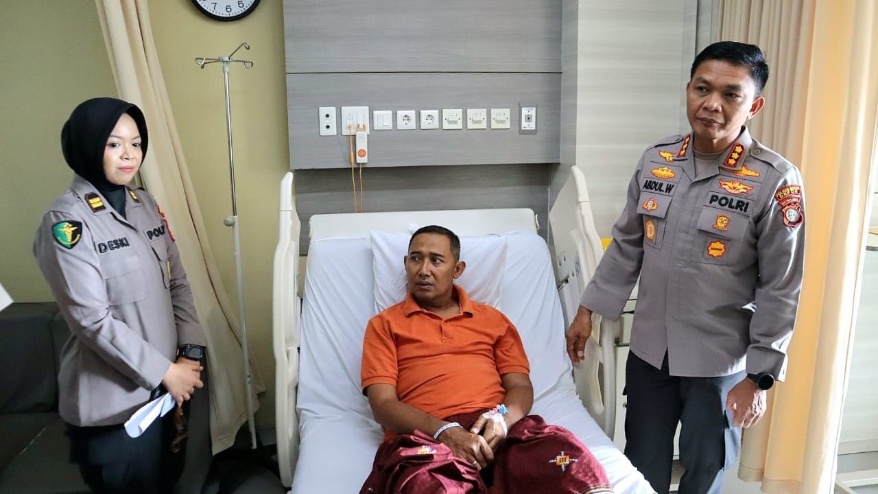 Kapolres Metro Depok Kunjungi Anggota Yang Sakit Di RSUI Depok