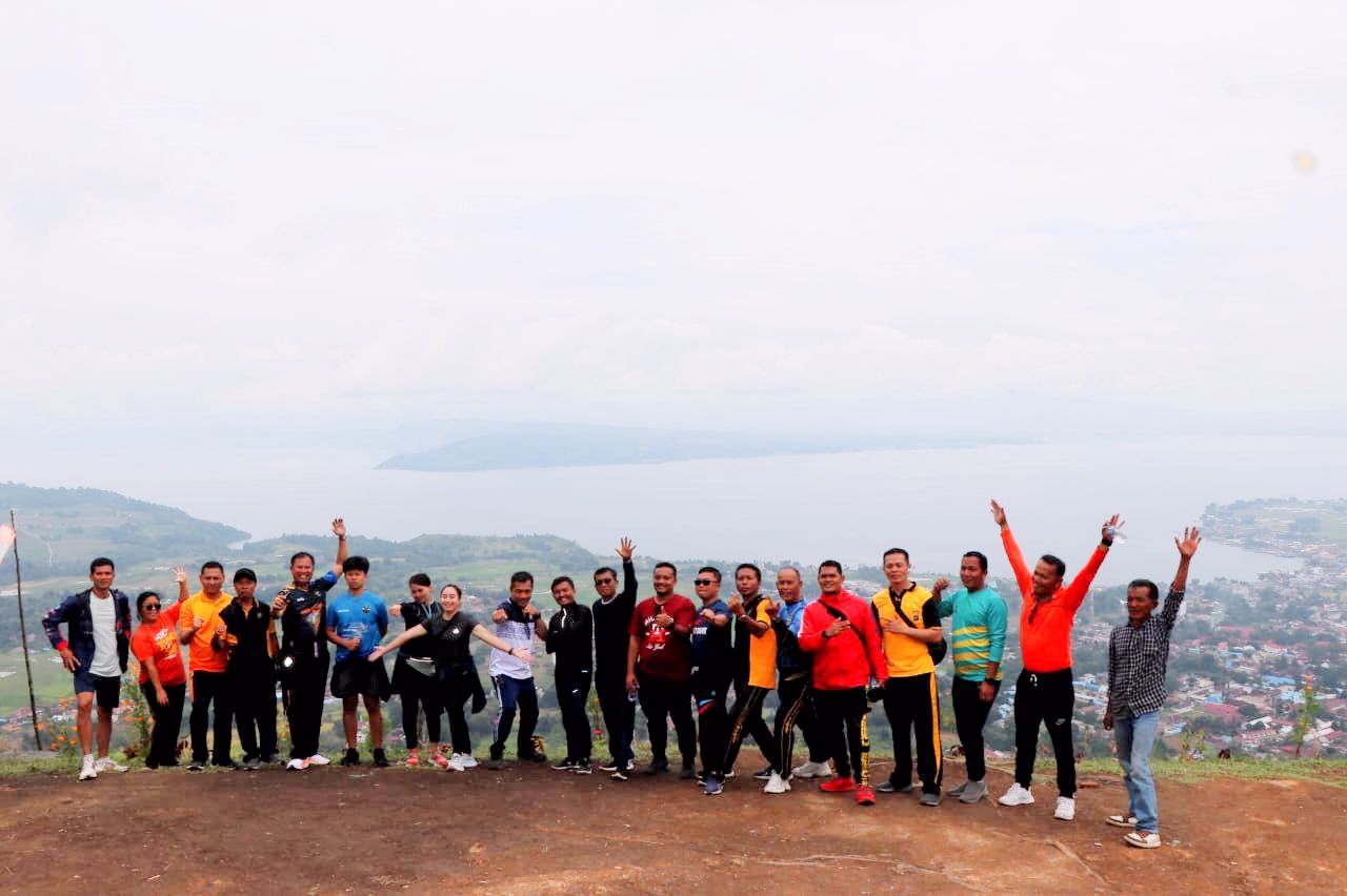 Haiking Perbukitan Balige Berujung di Puncak Sibodiala