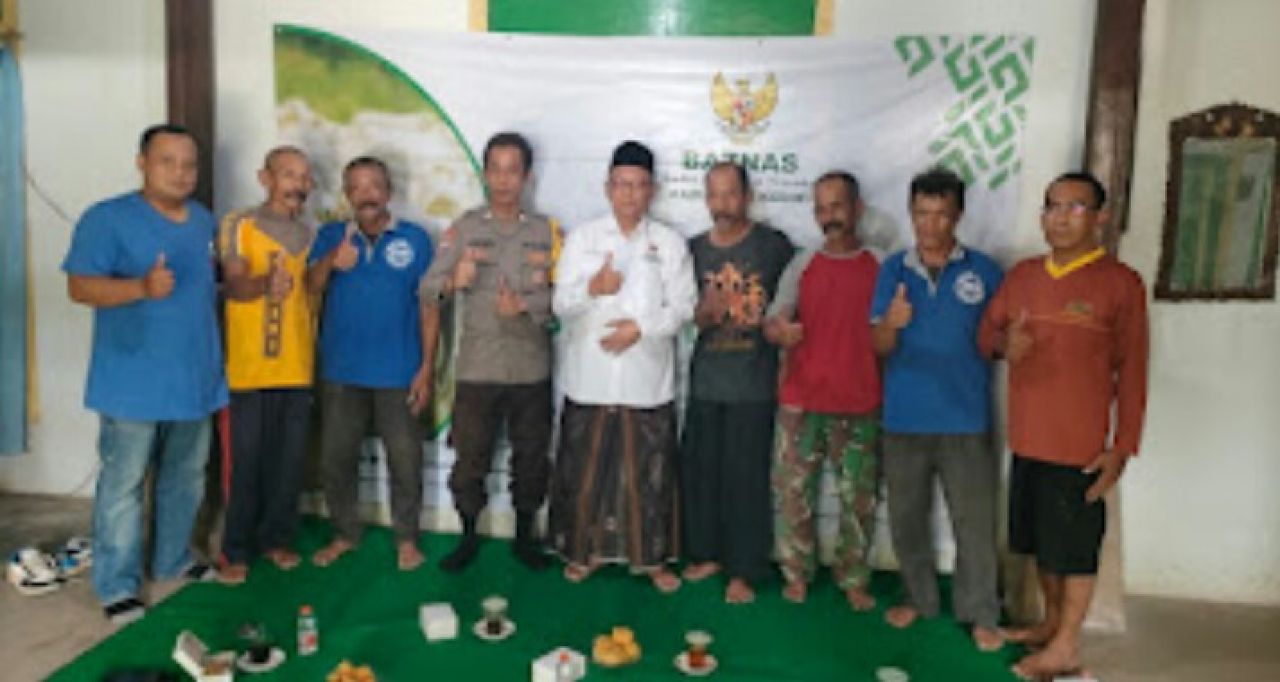 Polsek Wates Dampingi Penyerahan Ternak Kambing untuk Tukang Gali Kubur di Desa Joho