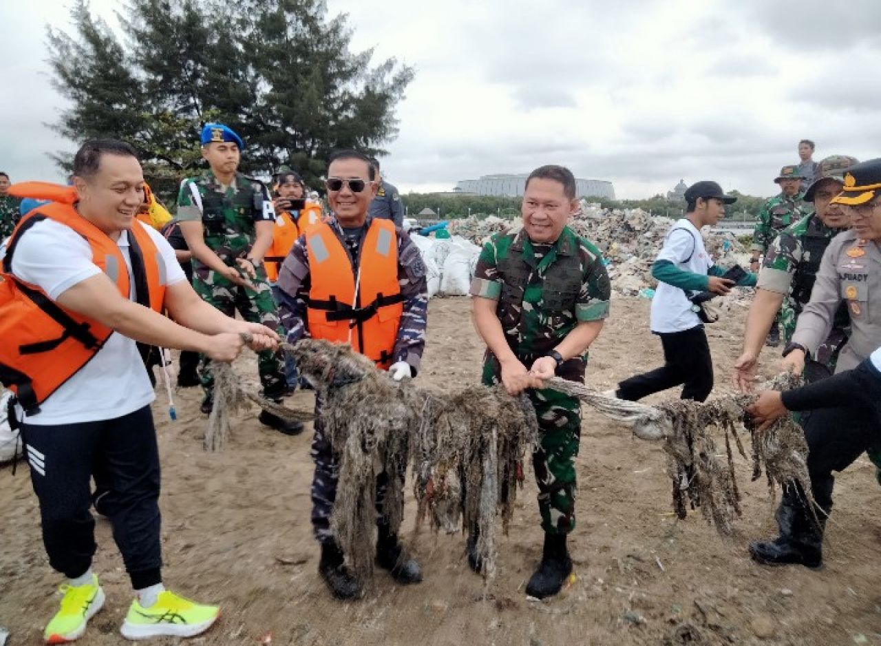 Peringati Hari Peduli Sampah Nasional 2025, Batalyon Arhanud 6/Bay Gelar Aksi Karya Bakti di Pantai Ancol