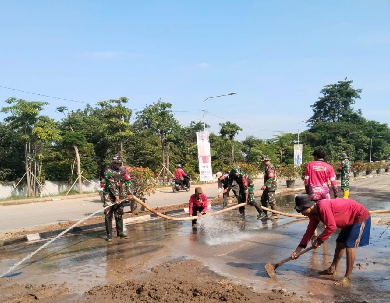 Babinsa Koramil 03/Teluk Pucung Bersama Tim BMSDA dan Zipur 11/DW Bersihkan Lumpur Pasca Banjir di Kemang Pratama