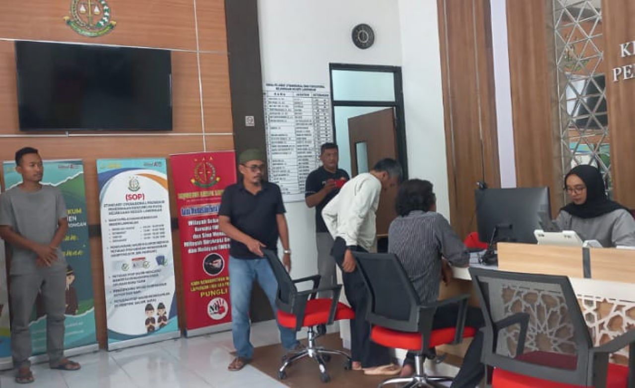 Warga Sedayulawas Laporkan Dugaan Penyelewengan DD Tahun 2022 - 2024 Ke Kejari Lamongan
