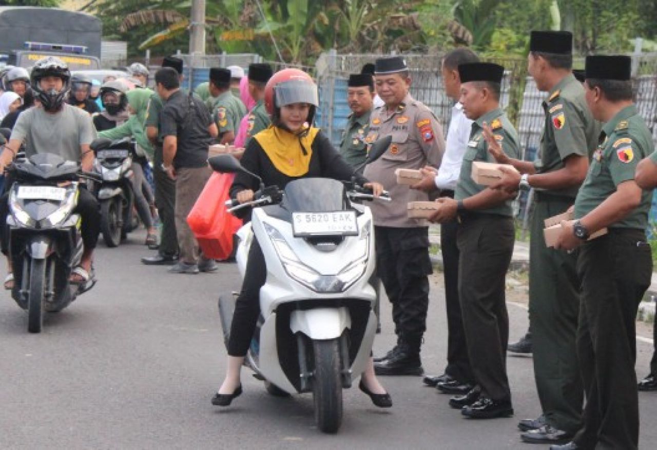 Kolaborasi TNI-Polri di Bojonegoro Bagikan Takjil Untuk Masyarakat