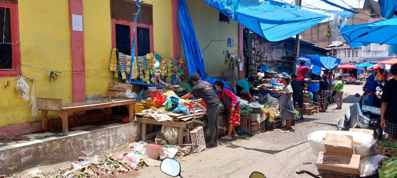 DPC GRIB JAYA Toba Bantu Warga Tertibkan Pedagang Kaki Lima PKL