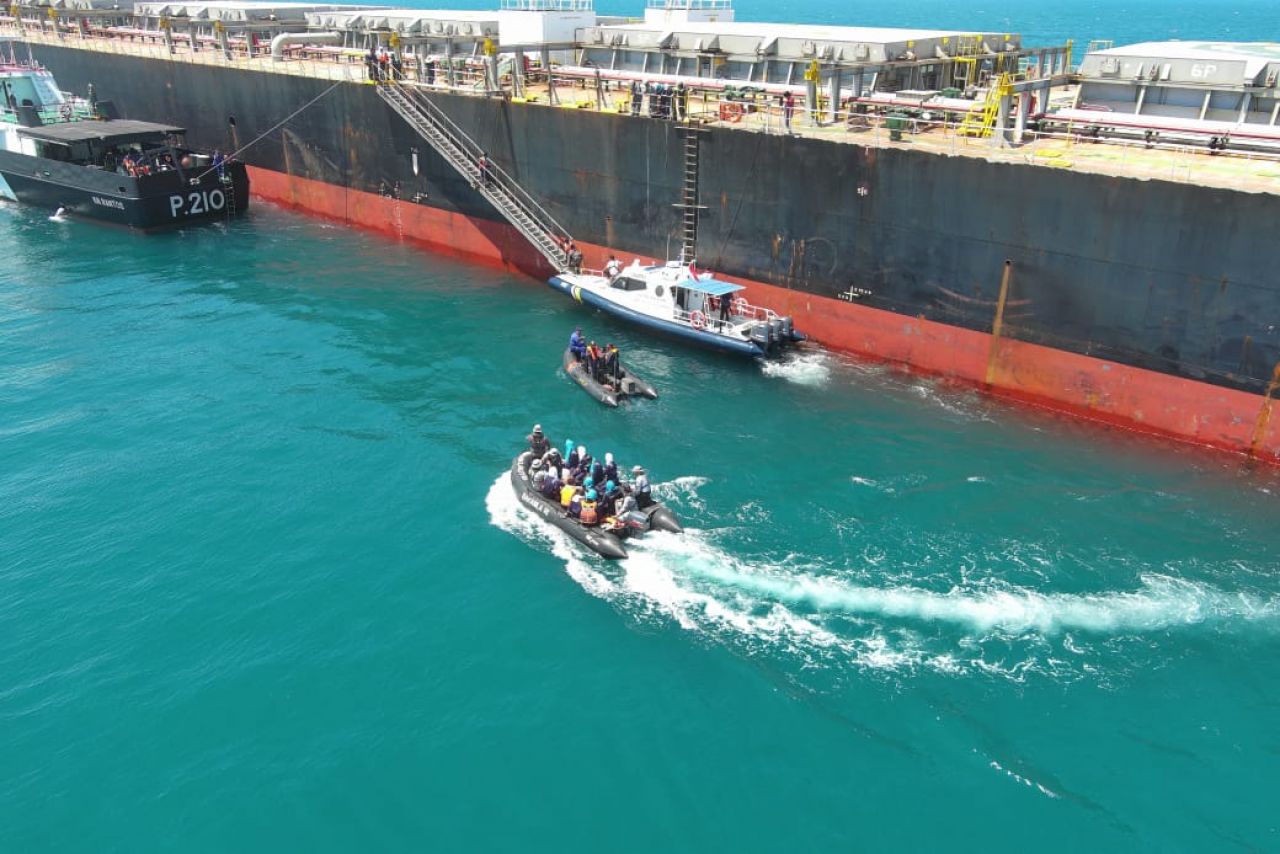Bakamla RI Bersama Coast Guard 2 Negara Evakuasi Korban Kapal Tenggelam