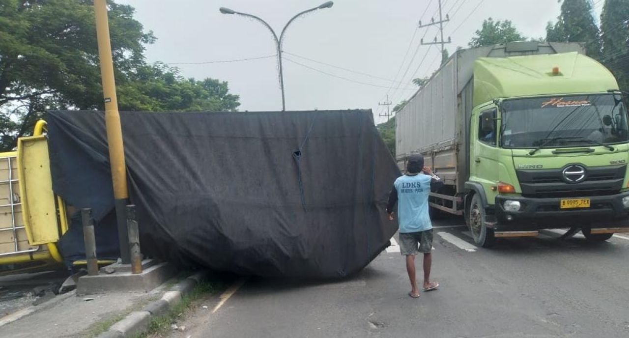 Truk Terguling Usai Tabrak Pemotor di Jalan Nasional Babat – Lamongan