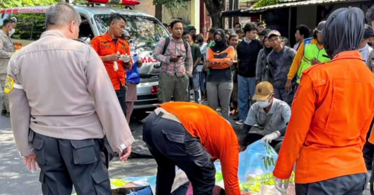 Pengendara Motor Tewas Terlindas Truk Trailer di Depan SPBU Simo Surabaya