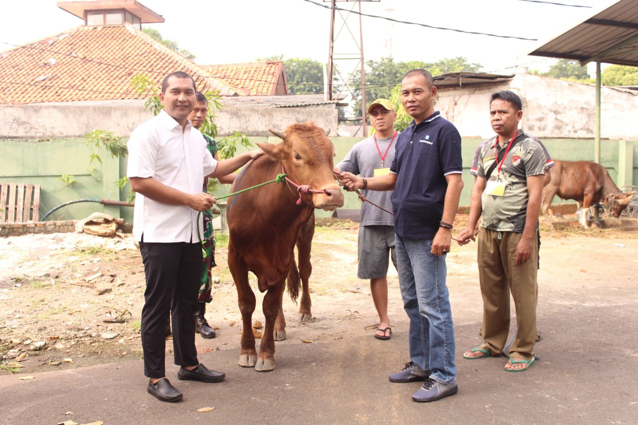 Kodim 0505/Jakarta Timur Berbagi Daging Qurban kepada Warga Sekitar Dalam Semangat Idul Adha