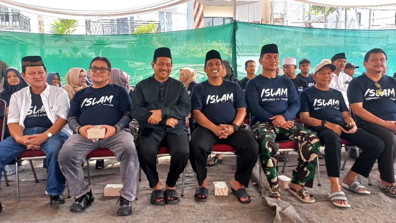 Pererat Silaturahmi, Danramil 01/Kranji Hadiri Penyembelihan Hewan Kurban di Masjid Baiturrahman Grand Galaxy City
