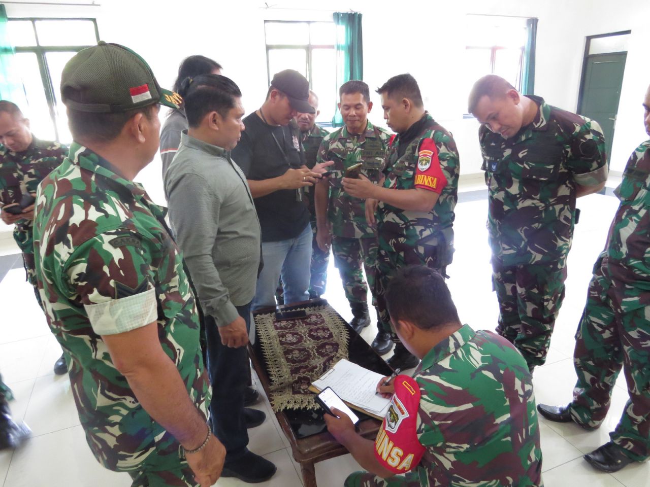 Danramil 03/Ps. Rebo, Ciracas Cek HP Anggota Antisipasi Judi Online dan Pinjaman Online