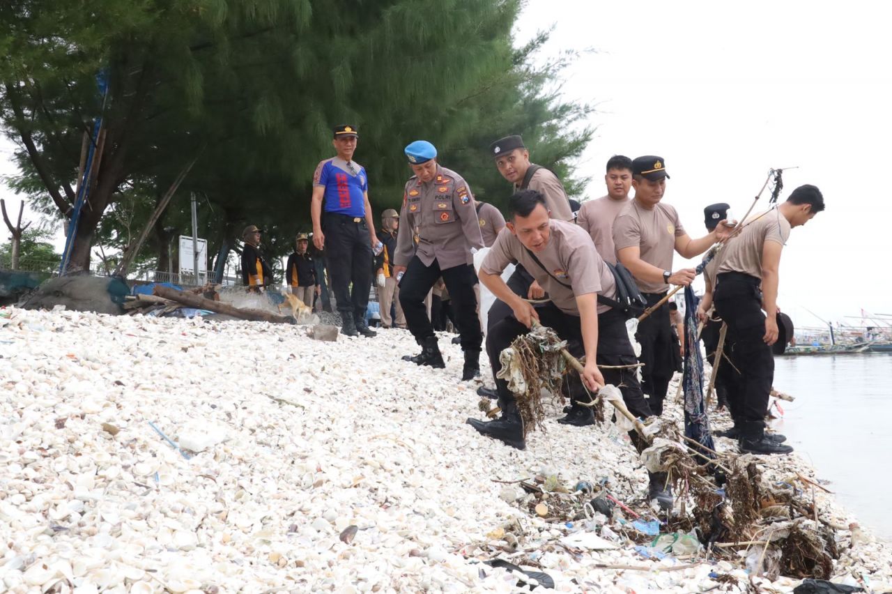 Bakti Bhayangkara Tanpa Sekat: Polres Tanjung Perak Bersihkan Kenjeran Sambut HUT ke-79