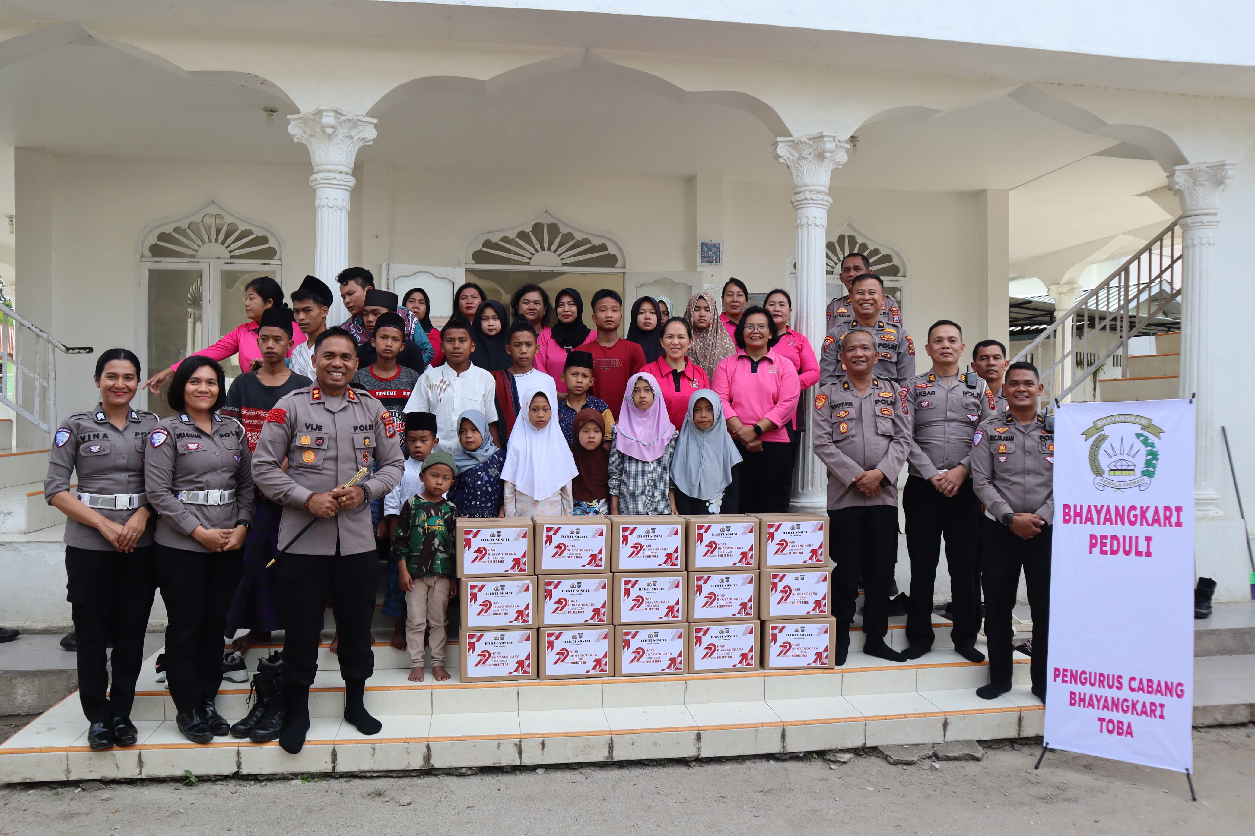 Peringati HUT Bhayangkara ke 79, Polres Toba Gelar Bakti Sosial dan Anjangsana ke Panti Asuhan Karya Hepata