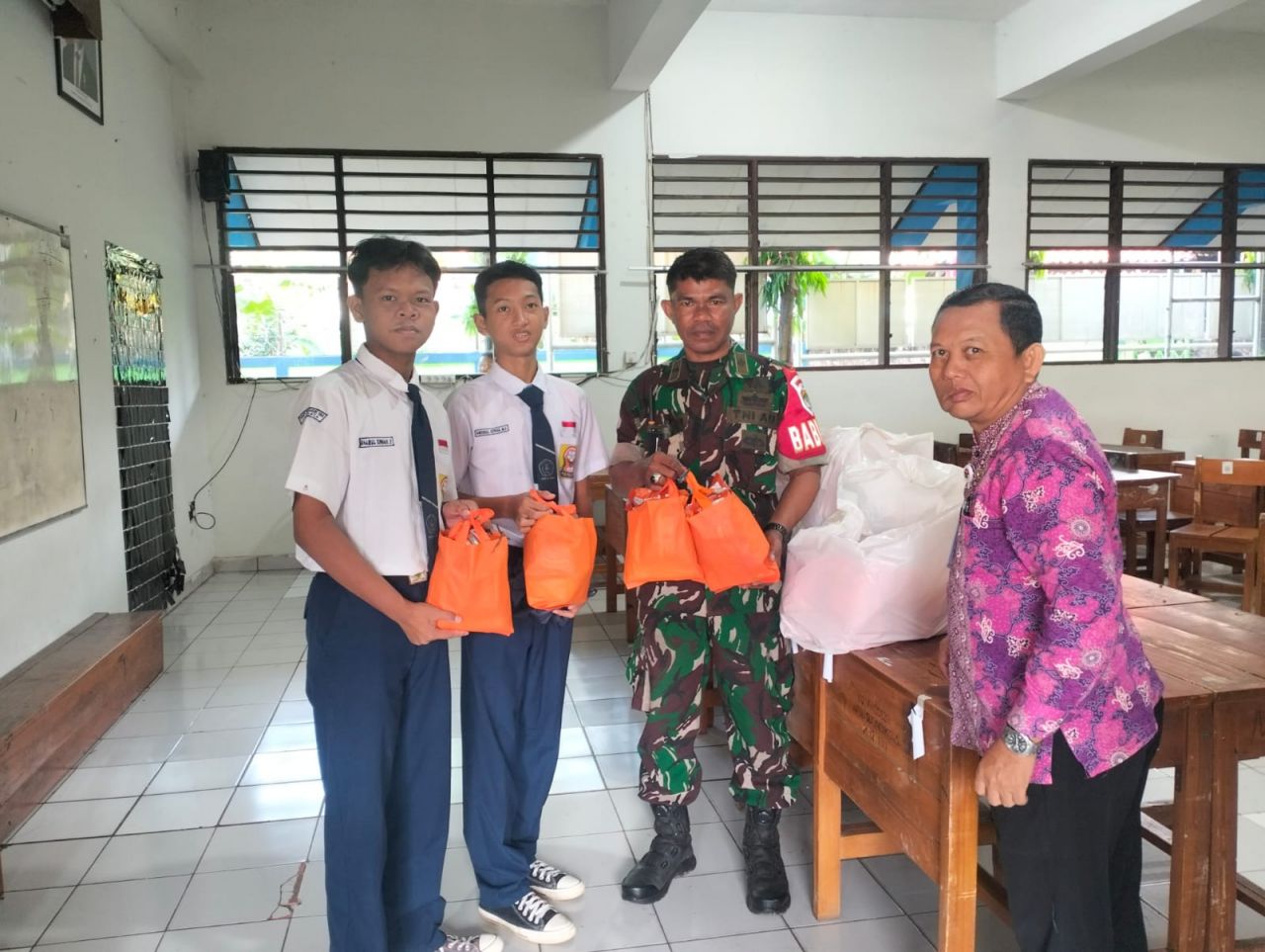 Babinsa Koramil Cipayung Dampingi Pendistribusian Makan Bergizi Gratis