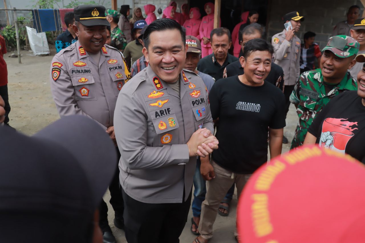 Polres Blitar Tebar Kepedulian Lewat 200 Paket Sembako untuk Warga Kampung Baru