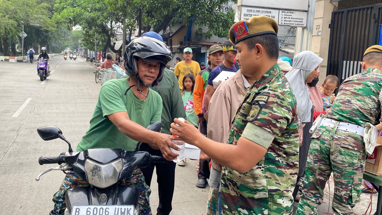 Prajurit Arhanud 6/BAY Gelar Jumat Berbagi, Salurkan Bantuan Makanan di Tanjung Priok