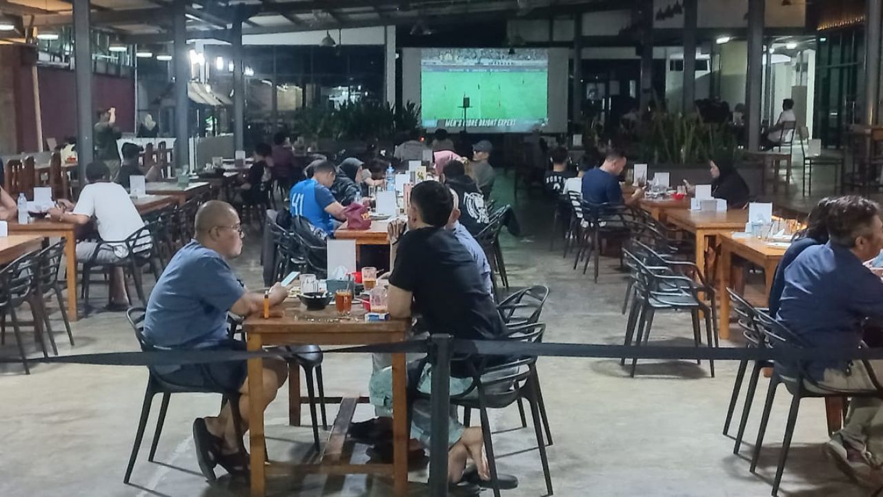 Nobar Final Piala AFF U-23, Warkop Babeh di Bekasi Jadi Tempat Favorit Warga
