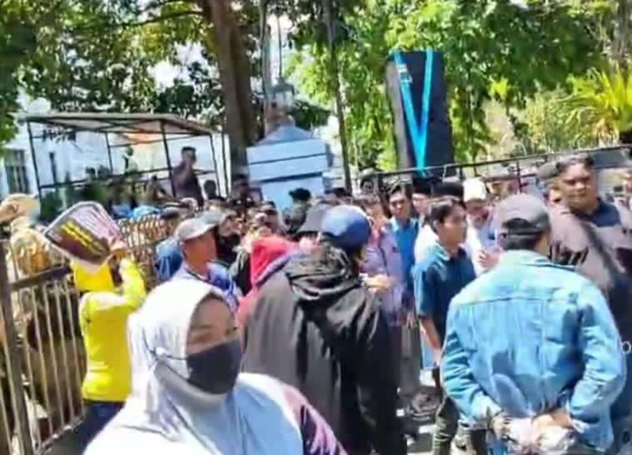 Aksi Mahasiswa Surabaya Dihadang Simpatisan Wali Kota, Tuding APBD 2025 Sarat Penyimpangan