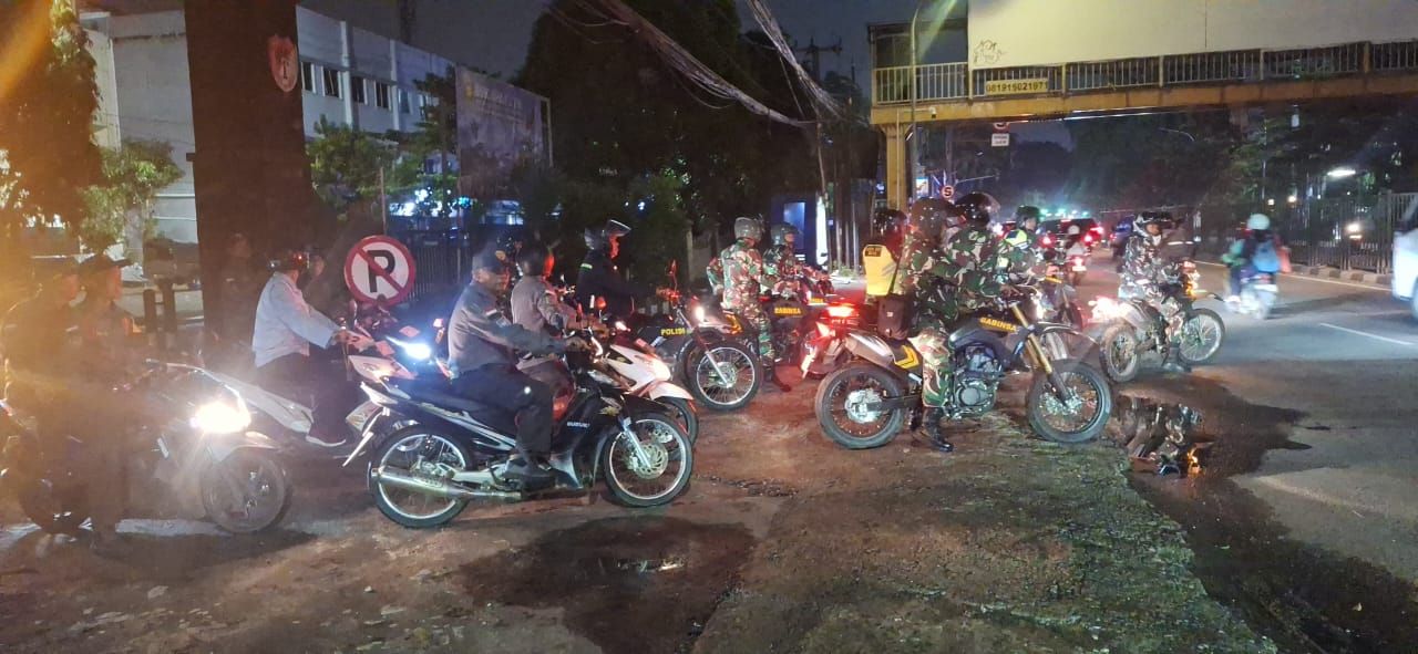 Kolaborasi Bersama Tiga Pilar dan Komduk, Koramil 01/Kranji Jaga Wilayah dengan Patroli Malam dan Monitoring Siskamling
