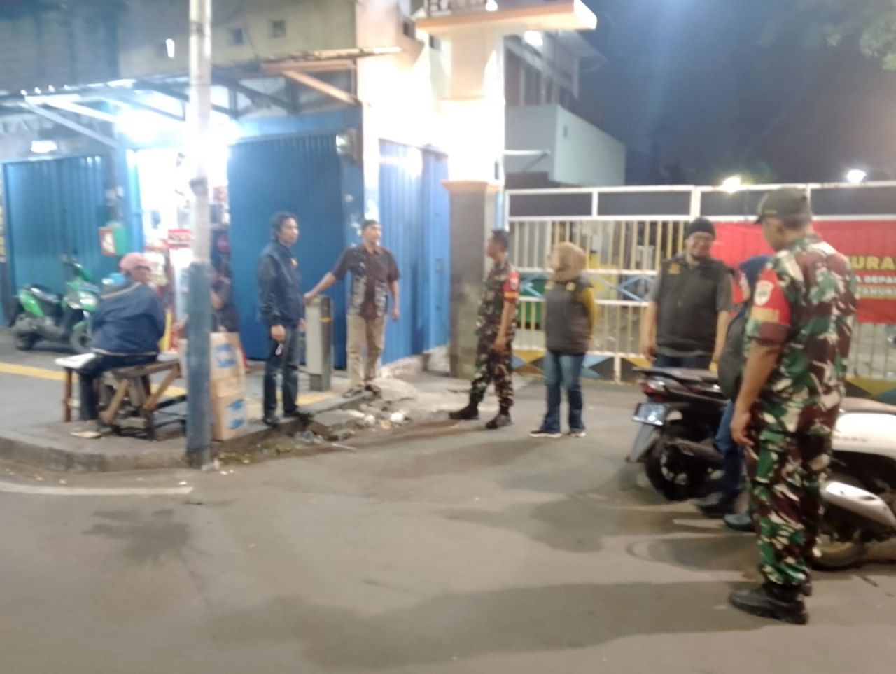 Wujud Sinergi Jaga Keamanan Wilayah Pulogadung, Kodim 0505/JT dan Komduk Gelar Patroli/Siskamling