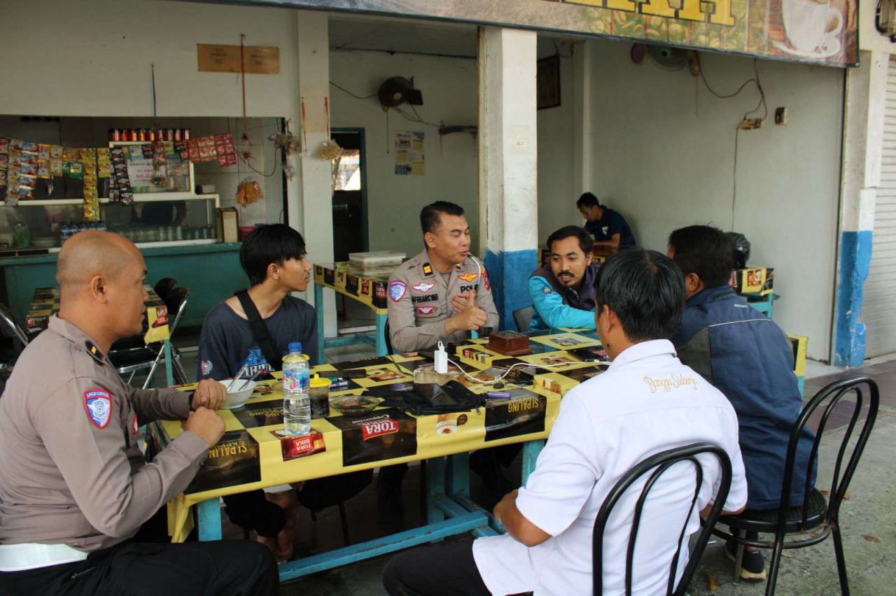 Satlantas Polresta Sidoarjo Ajak Warga Tertib Lalu Lintas Lewat Program Polantas Menyapa di Warkop