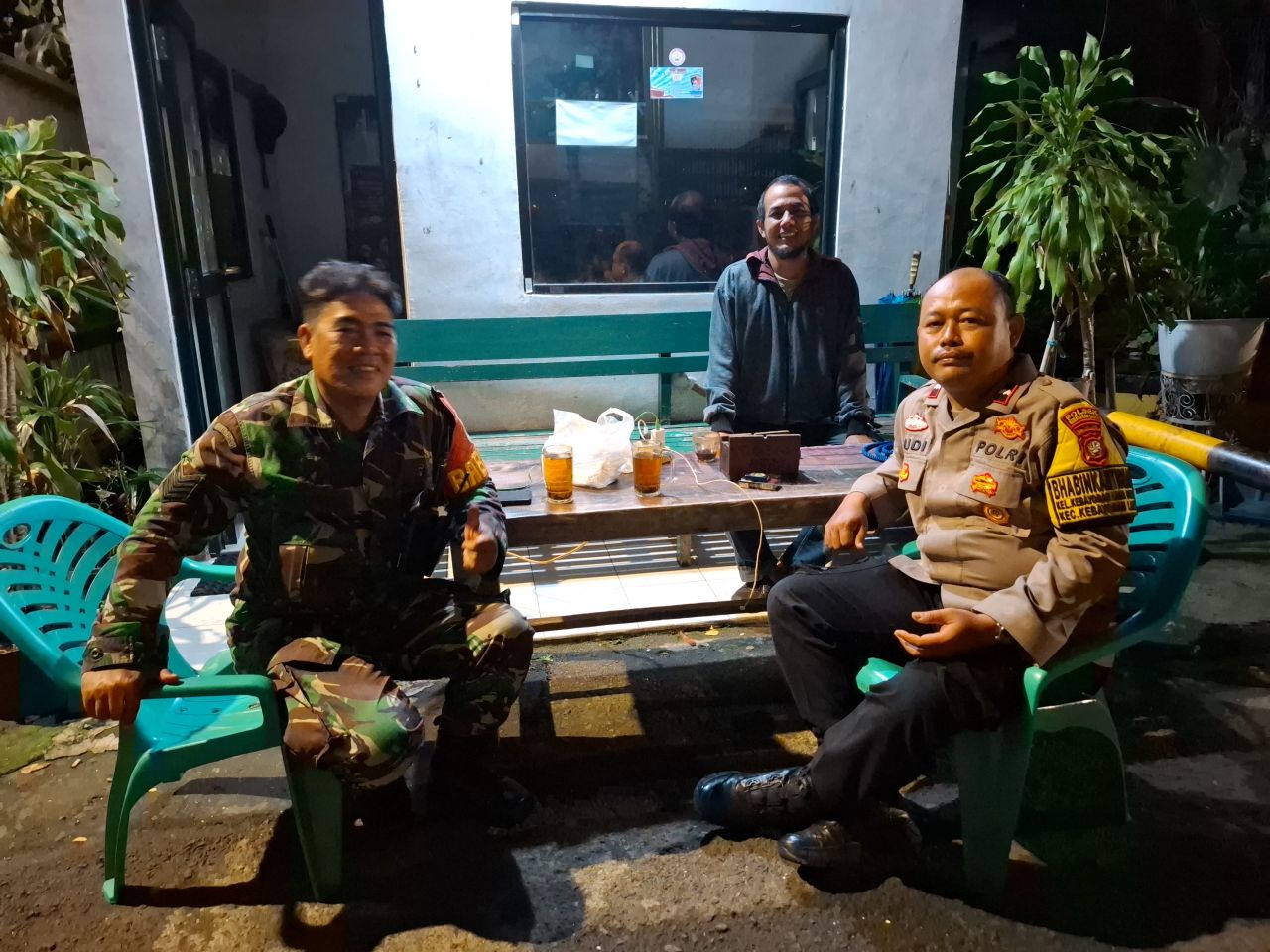 Memperkuat Keamanan, Babinsa Kebayoran Lama Komsos Poskamling