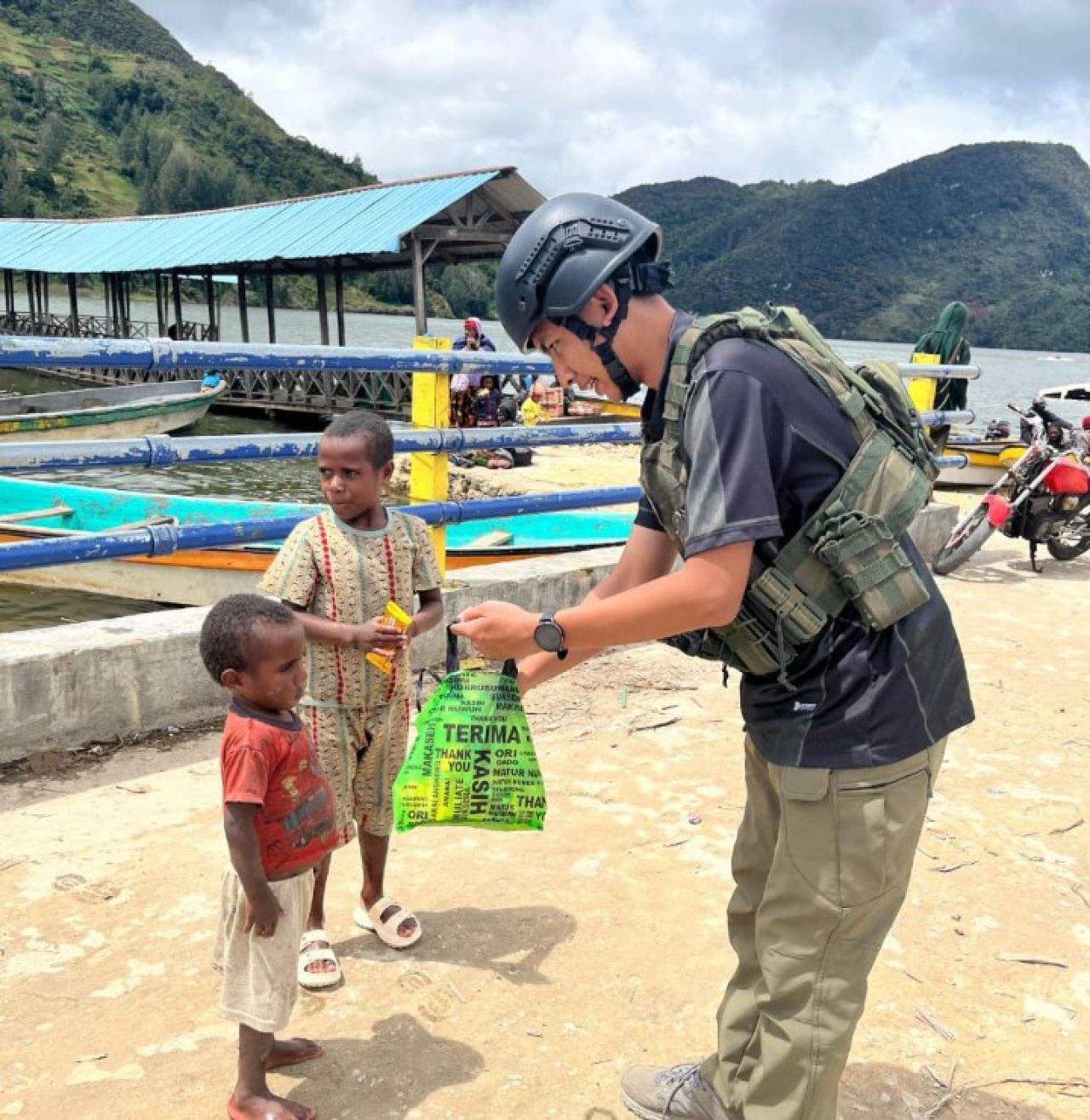 Sentuhan Humanis Personel Satgas Ops Damai Cartenz Bersama Masyarakat dan Anak-Anak di Paniai