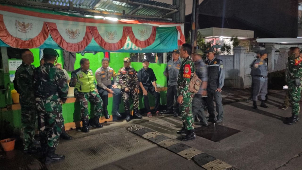 Patroli Tiga Pilar Koramil 01/Kranji bersama komduk Perkuat Keamanan Wilayah Bekasi Selatan