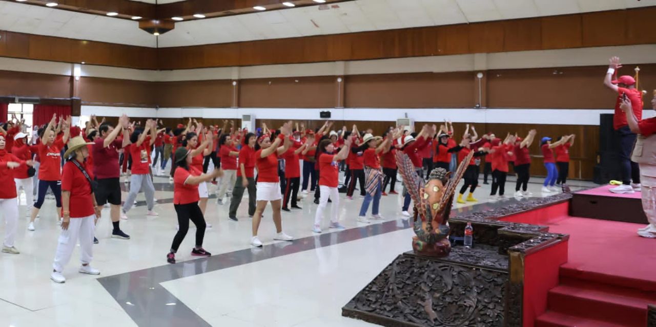 Untag Surabaya dan Komunitas Lintas Iman Gelar Senam Lansia Sehat Sambut Hari Ibu