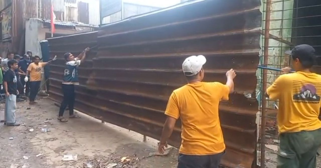 Konflik Lahan TPS Pondok Kelapa: Warga Bongkar Pagar Seng