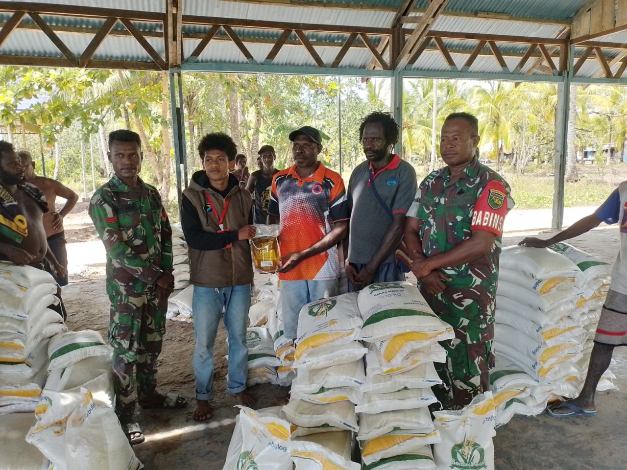 Agar Berjalan Dengan Lancar dan Tepat Sasaran, Babinsa Koramil Kokonao Dampingi Petugas Bulog Salurkan Bantuan Raskin