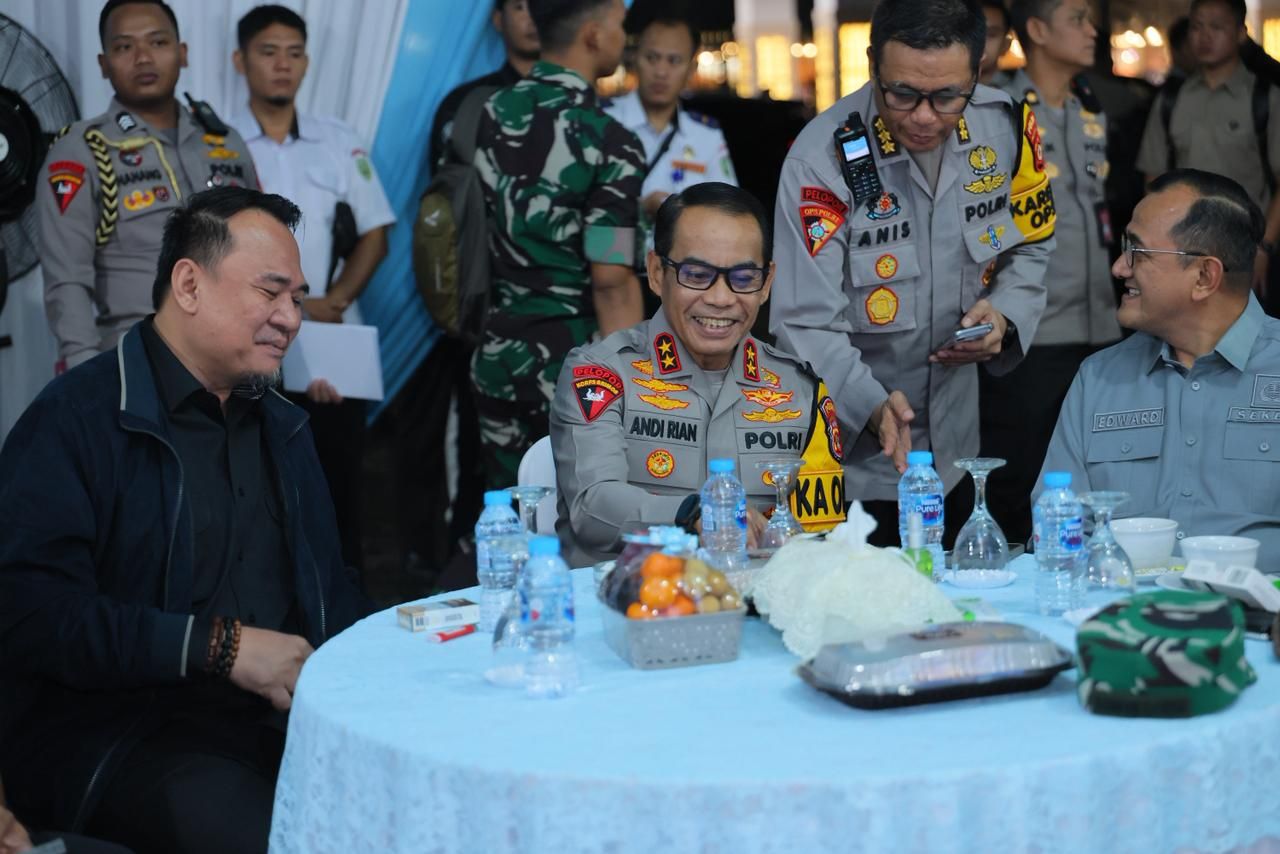 Dansat Brimob Dampingi Kapolda Sumsel Pantau Malam Tahun Baru 2026 Secara Daring