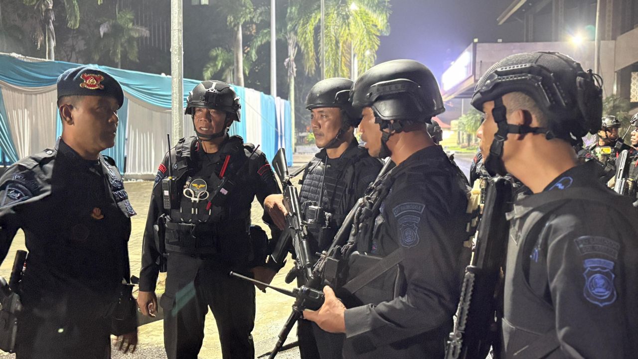 Satbrimob Polda Sumsel Gelar Patroli Skala Besar Jelang Malam Pergantian Tahun Baru 2025