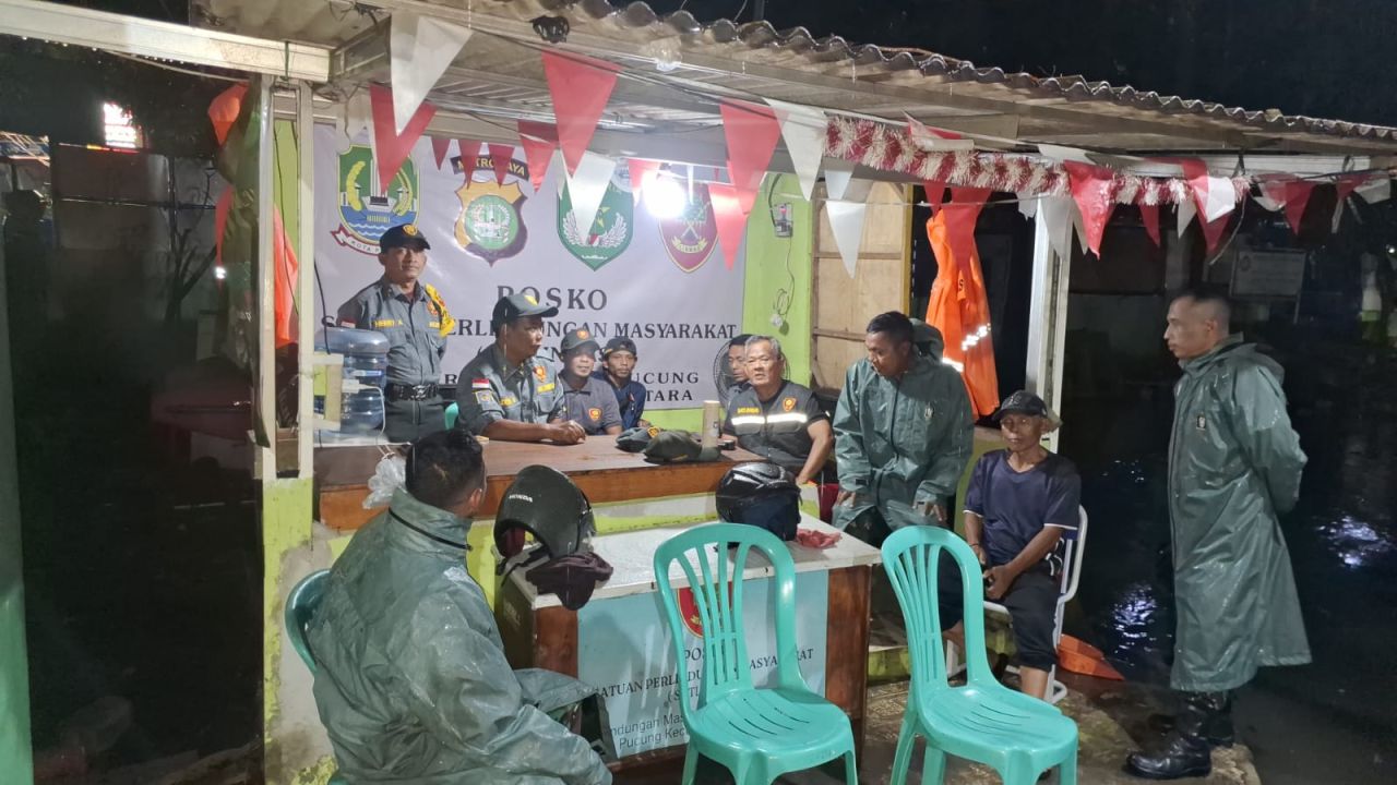 Hujan Tak Surutkan Pengabdian, Koramil 03/Teluk Pucung Intensifkan Patroli Malam Jaga Kamtibmas